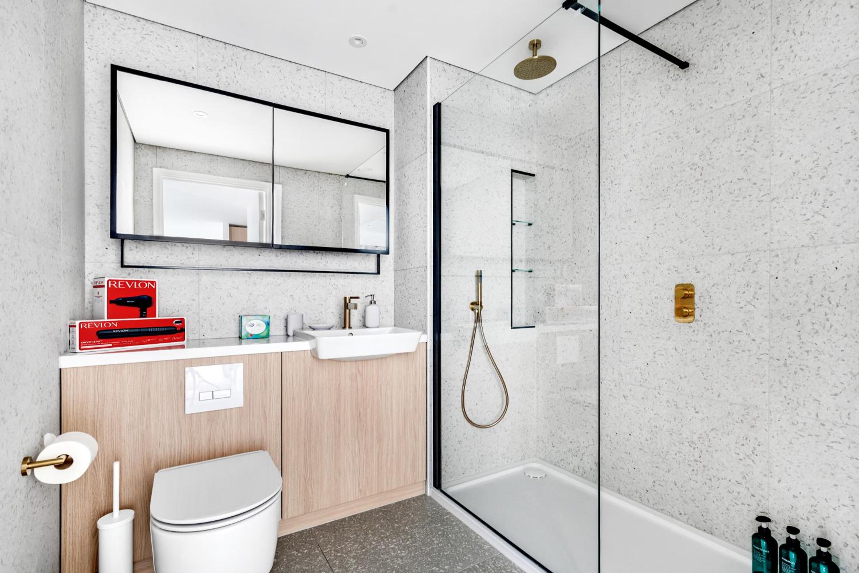Brand new, 1GB WI-FI, 2min to tube, Elisabeth line, Overground, Royal Hospital, Queen Mary university, Bricklane, City, free amenities