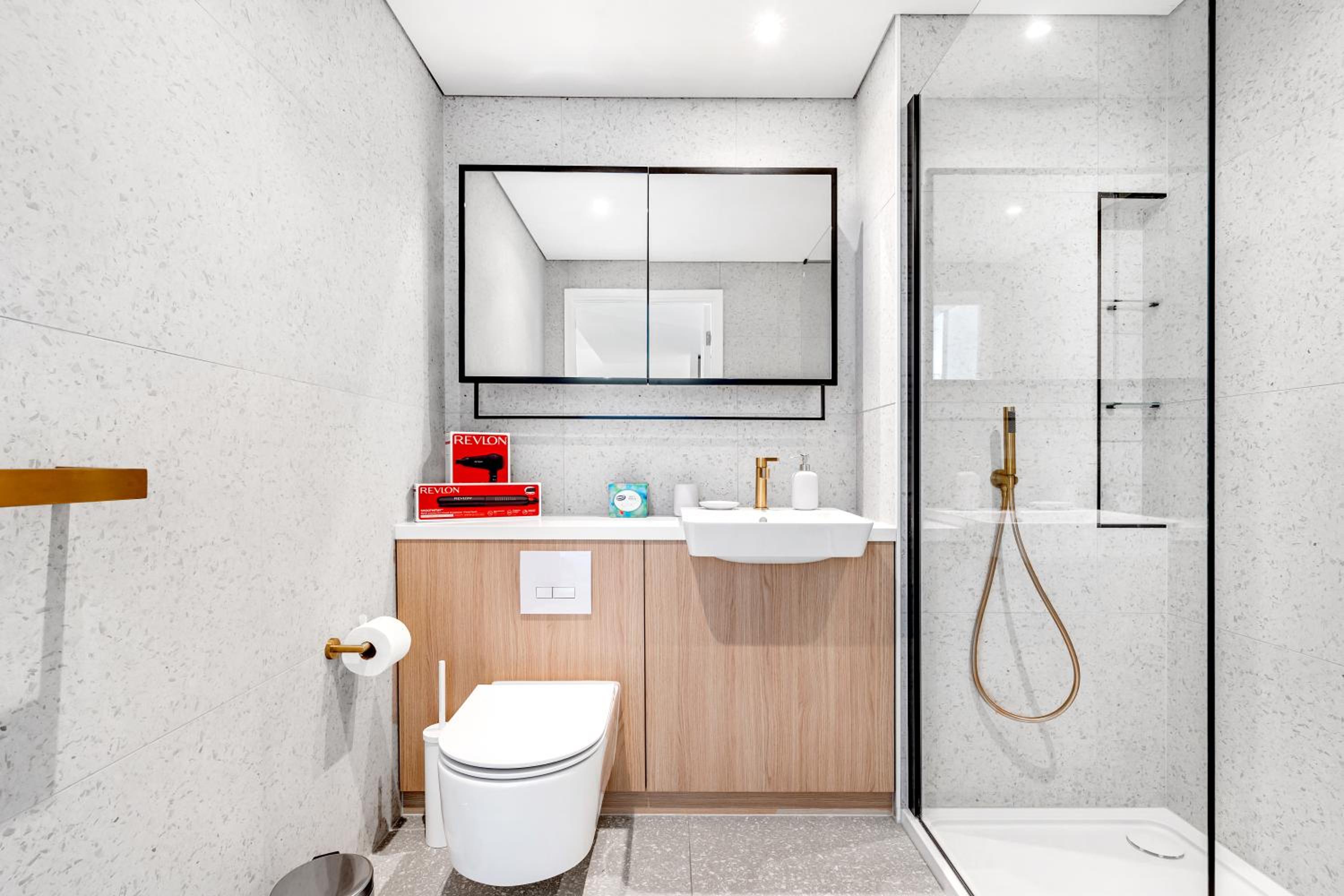 Brand new, 1GB WI-FI, 2min to tube, Elisabeth line, Overground, Royal Hospital, Queen Mary university, Bricklane, City, free amenities