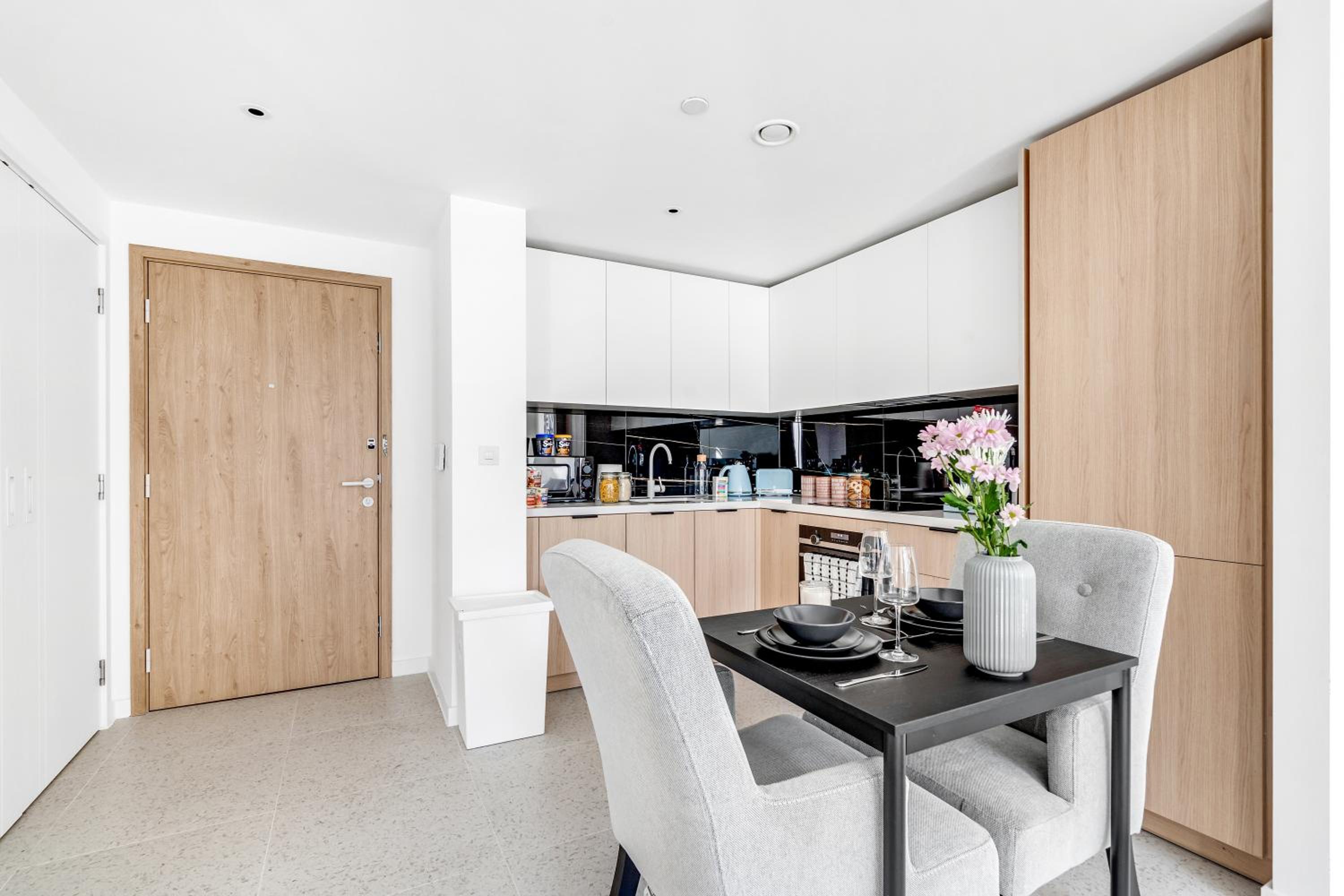 Brand new, 1GB WI-FI, 2min to tube, Elisabeth line, Overground, Royal Hospital, Queen Mary university, Bricklane, City, free amenities