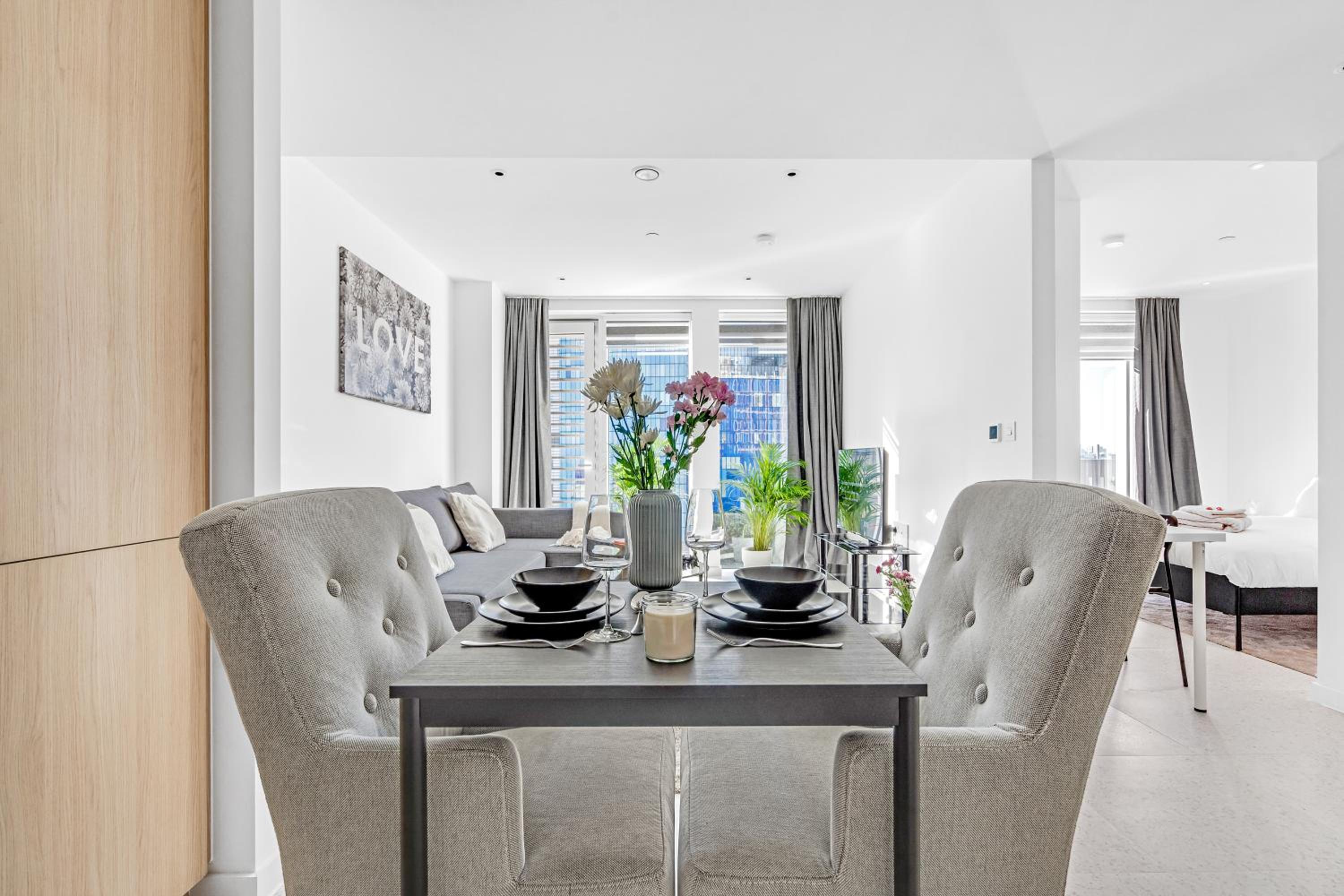 Brand new, 1GB WI-FI, 2min to tube, Elisabeth line, Overground, Royal Hospital, Queen Mary university, Bricklane, City, free amenities