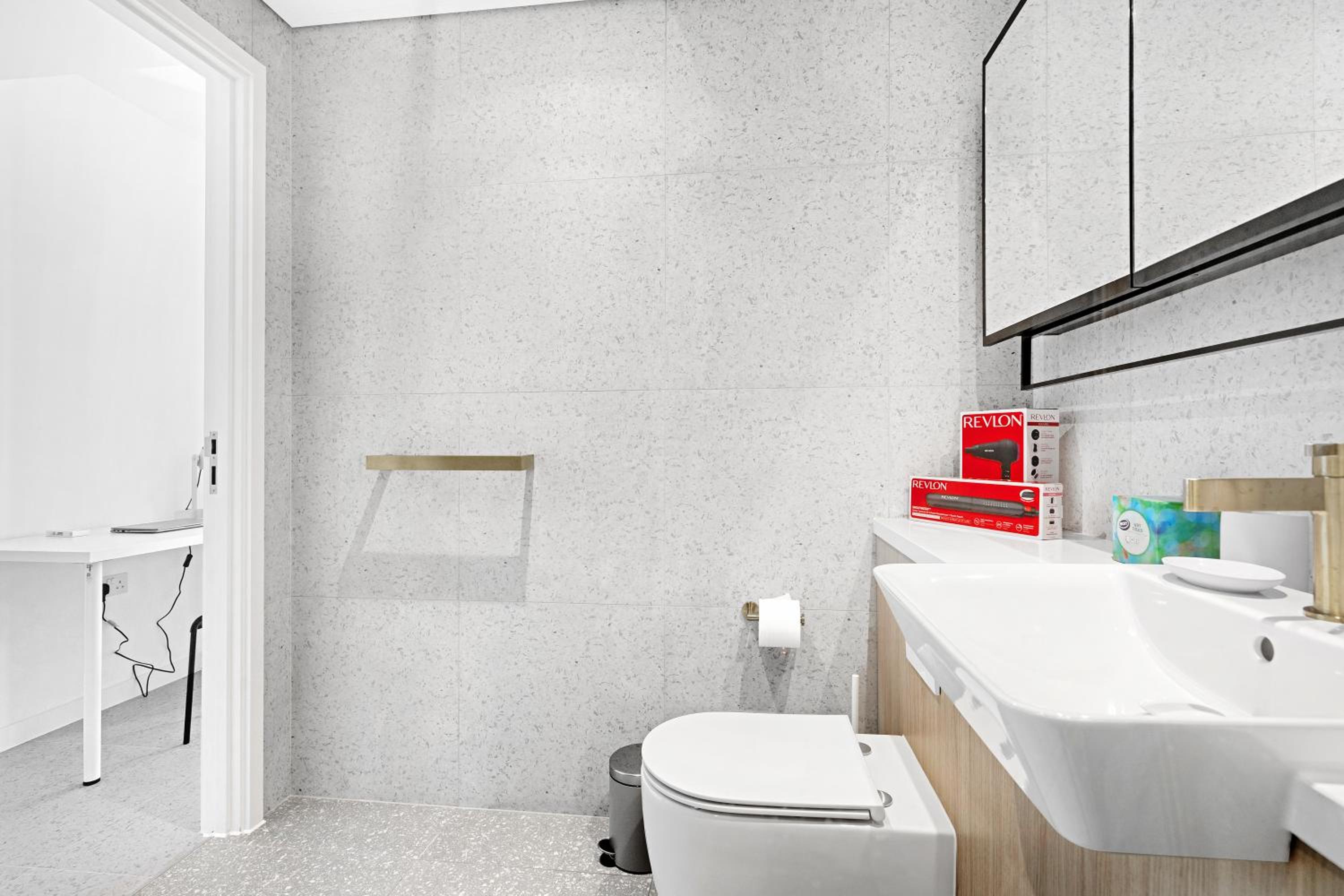 Brand new, 1GB WI-FI, 2min to tube, Elisabeth line, Overground, Royal Hospital, Queen Mary university, Bricklane, City, free amenities