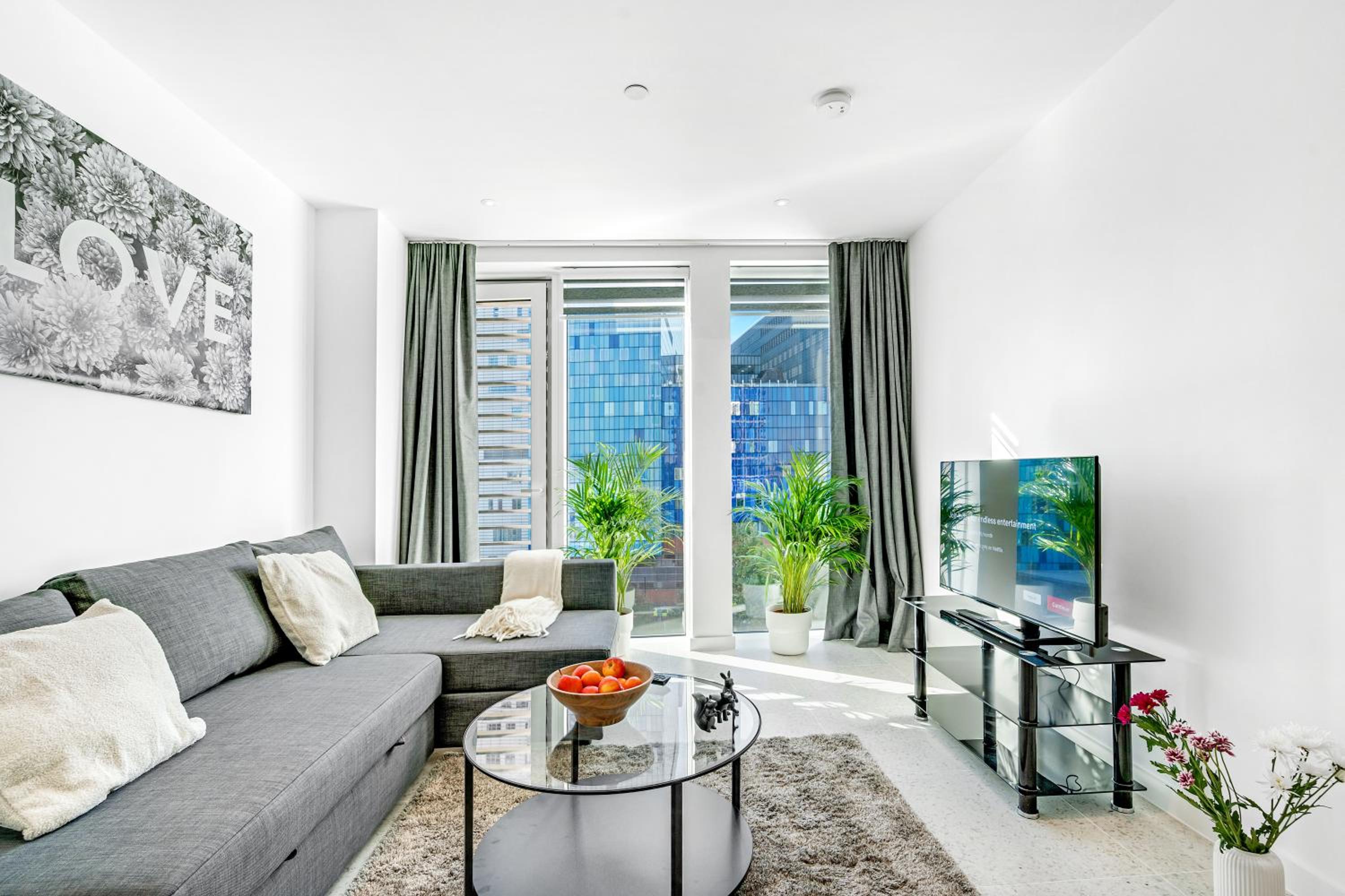 Brand new, 1GB WI-FI, 2min to tube, Elisabeth line, Overground, Royal Hospital, Queen Mary university, Bricklane, City, free amenities