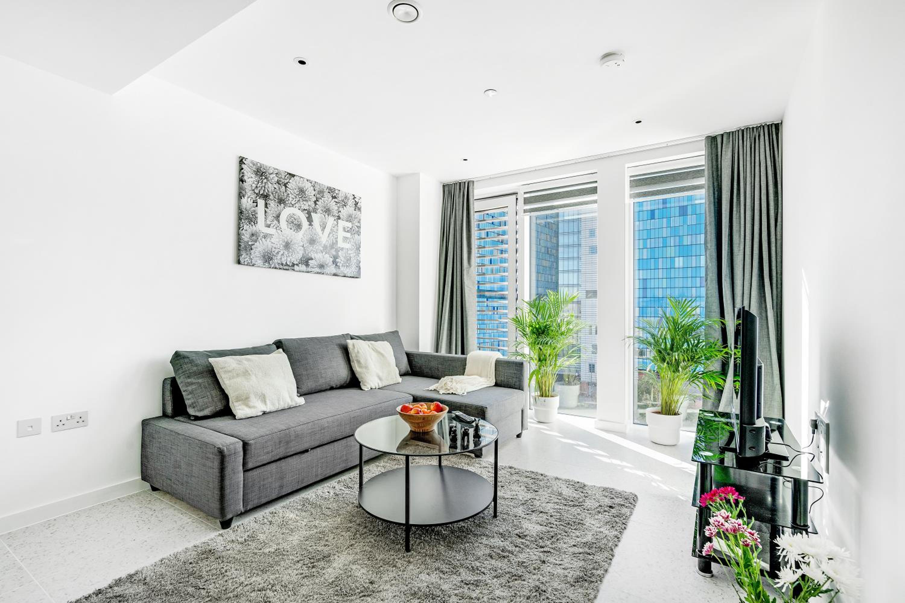 Brand new, 1GB WI-FI, 2min to tube, Elisabeth line, Overground, Royal Hospital, Queen Mary university, Bricklane, City, free amenities