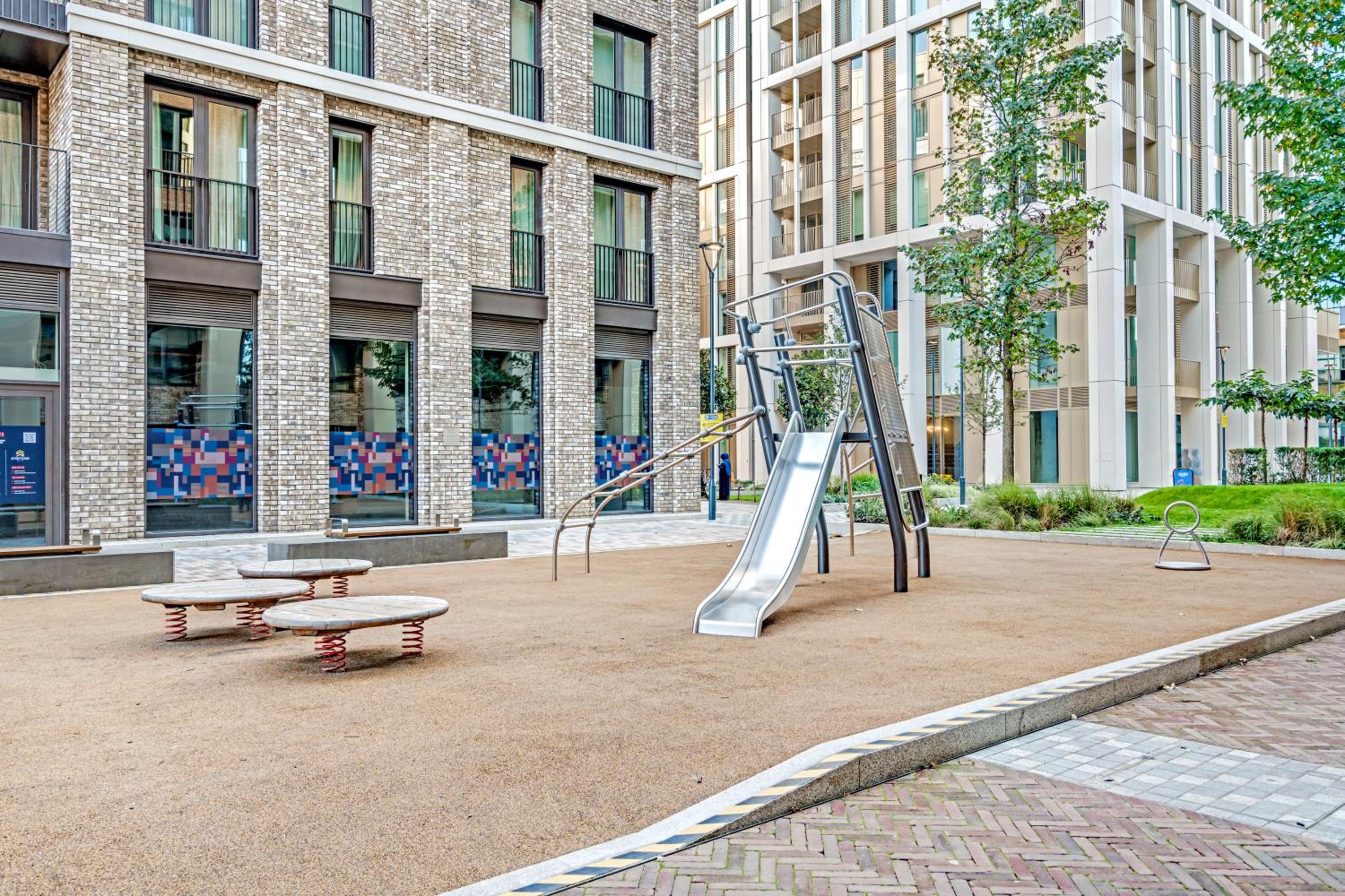 Brand new, 1GB WI-FI, 2min to tube, Elisabeth line, Overground, Royal Hospital, Queen Mary university, Bricklane, City, free amenities