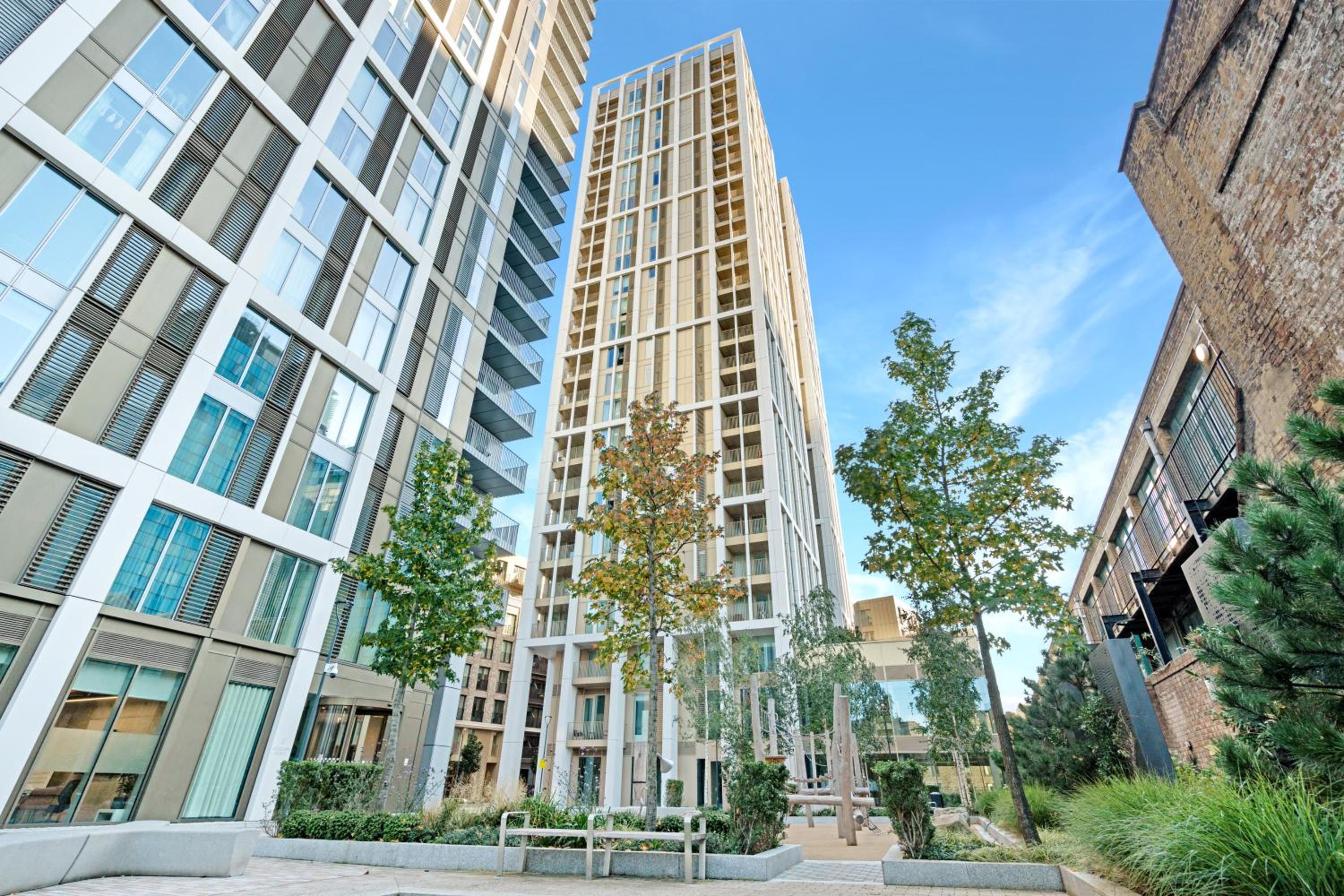 Brand new, 1GB WI-FI, 2min to tube, Elisabeth line, Overground, Royal Hospital, Queen Mary university, Bricklane, City, free amenities