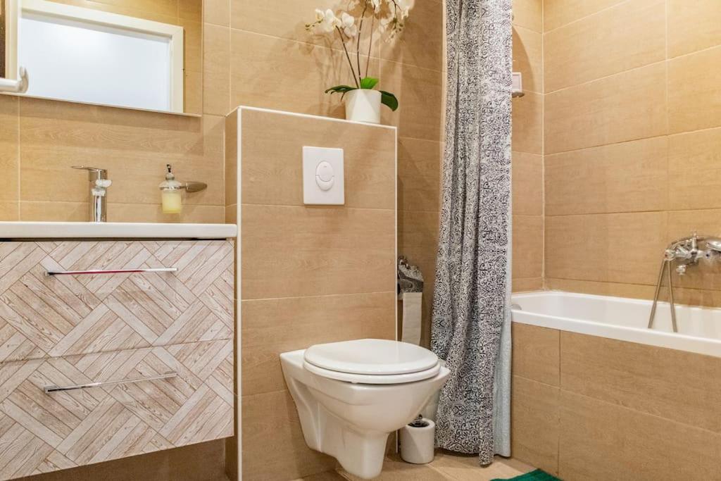 2 Spacious Apts for 6P, Only 7Min to Stadthalle