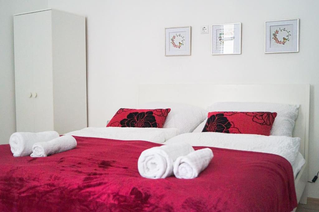 2 Spacious Apts for 6P, Only 7Min to Stadthalle
