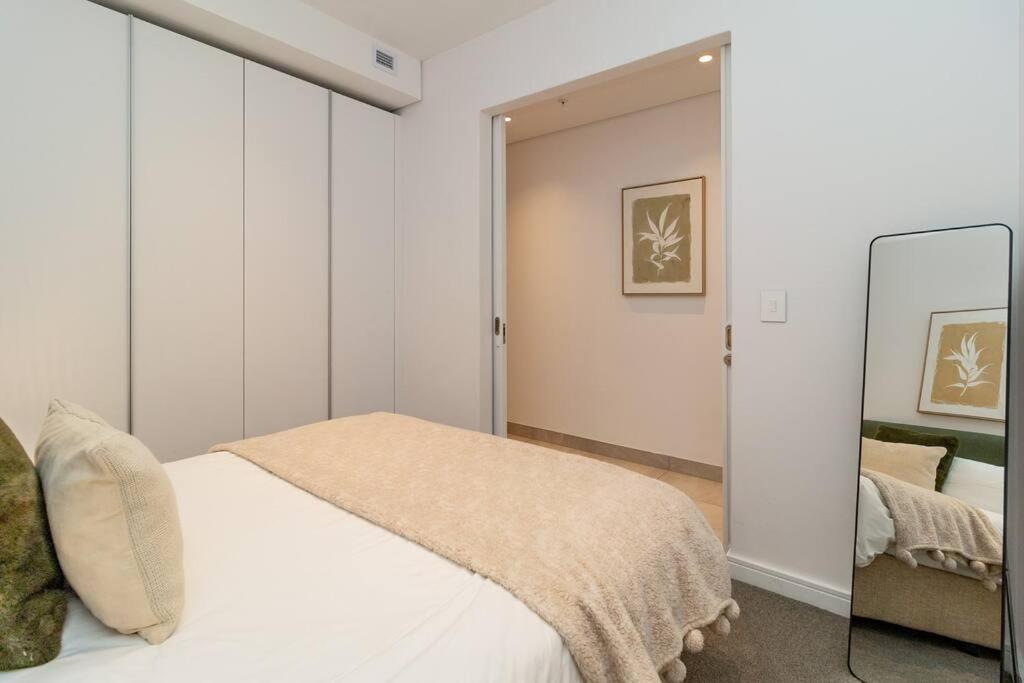 Elegant 1 Bed in Cape Town City. The Rubik view 3