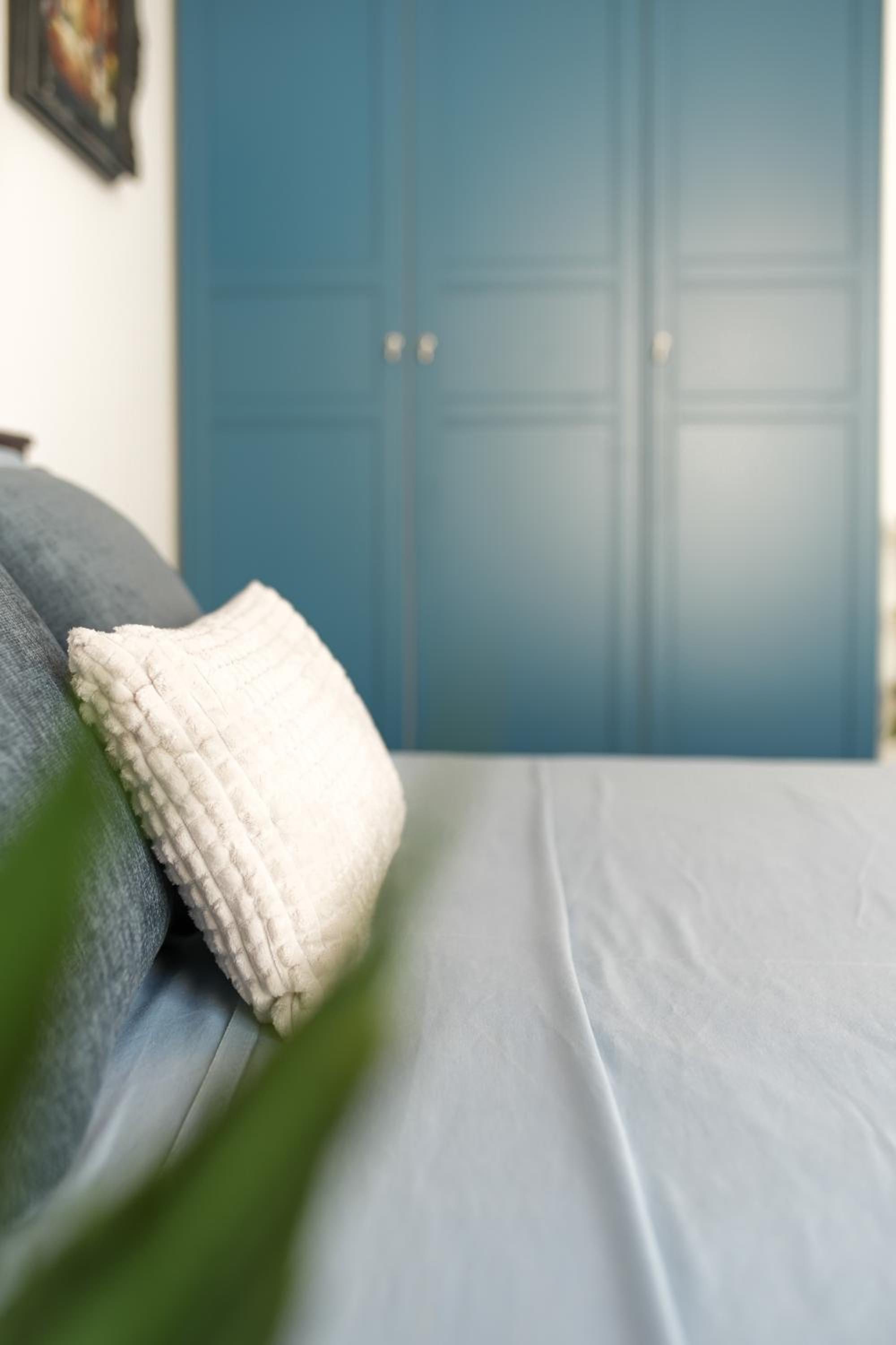 KING-size bed, outdoor lounge, 2 rain showers view 5