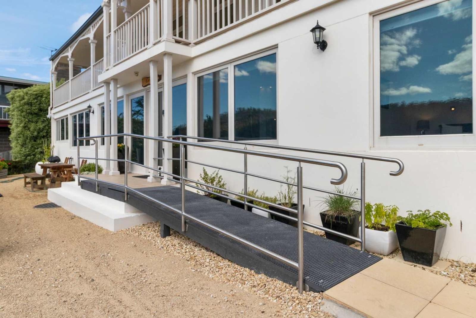 Karinya apartment waterfront views - 2 Bed 2 Bath