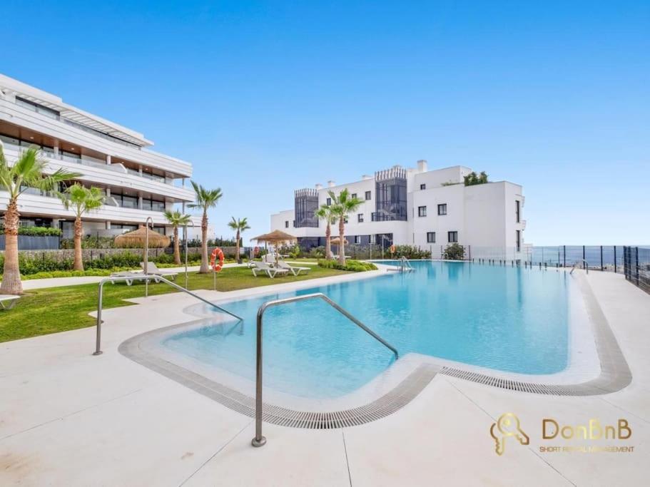 Apartamento con jardín y piscina privada en Higuerón West