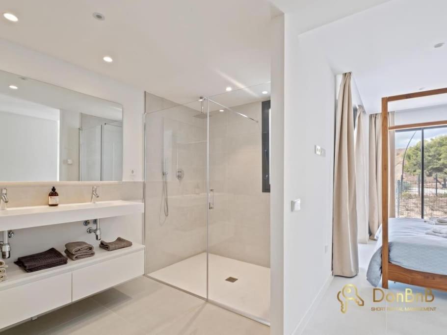 Apartamento con jardín y piscina privada en Higuerón West