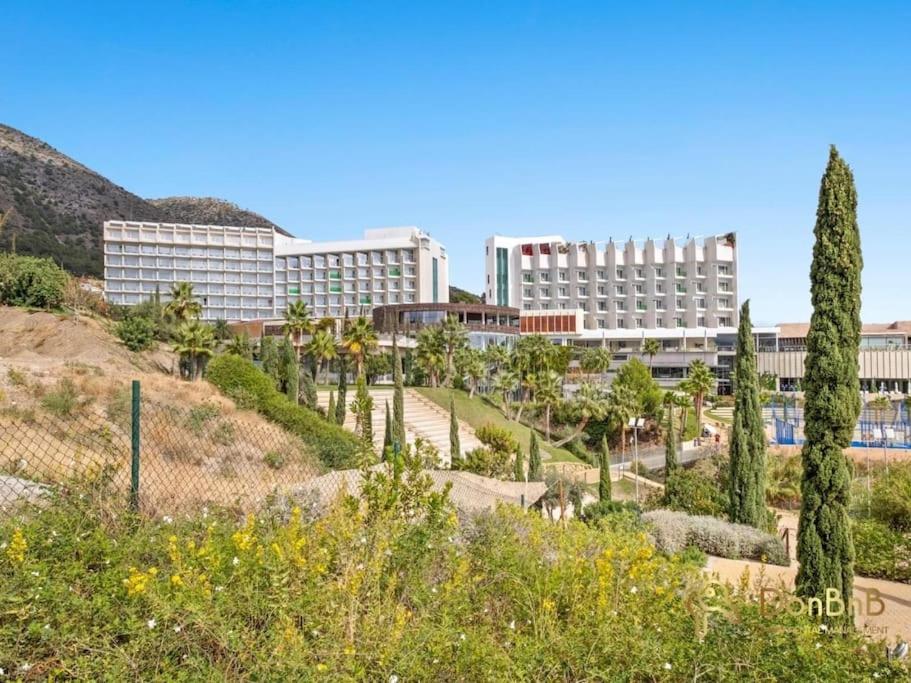 Apartamento con jardín y piscina privada en Higuerón West