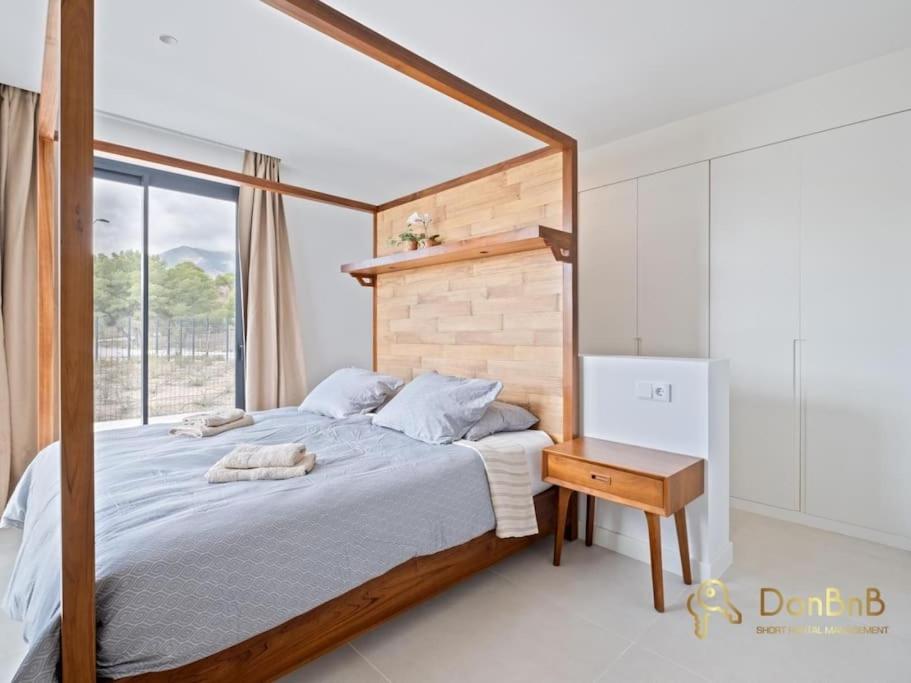 Apartamento con jardín y piscina privada en Higuerón West