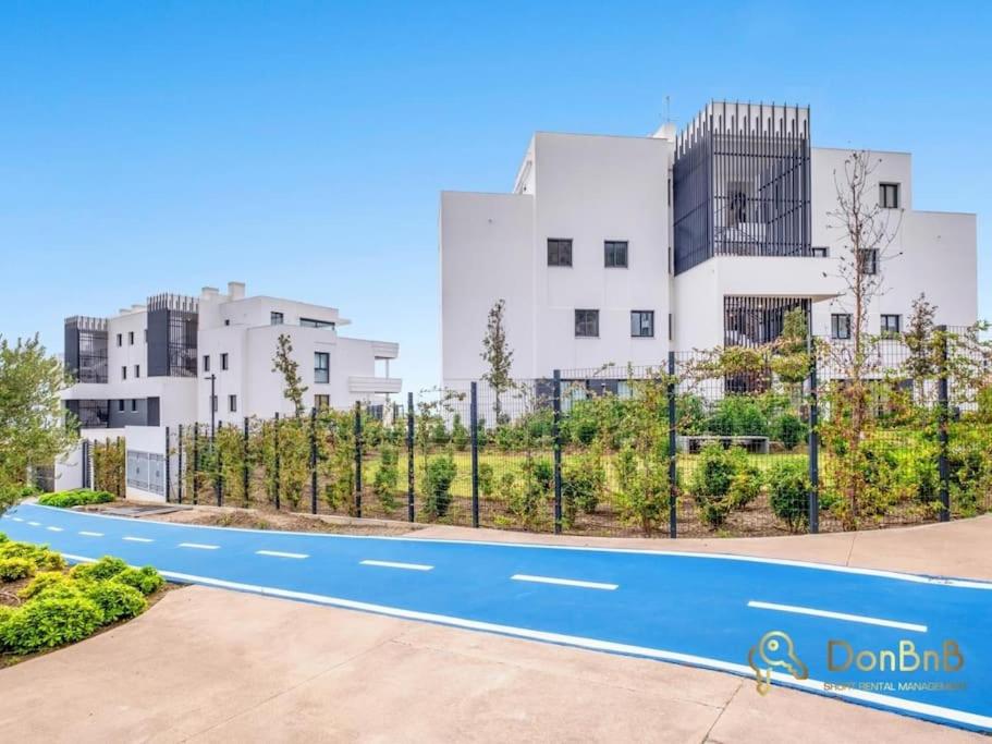 Apartamento con jardín y piscina privada en Higuerón West