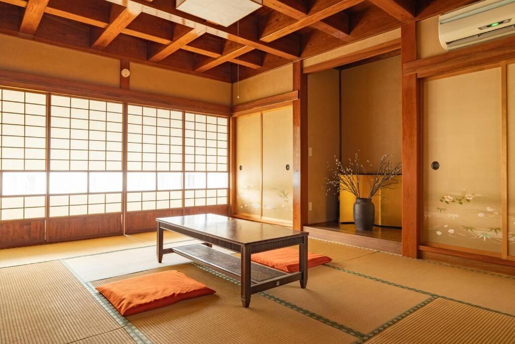 2 min walk from station - 180 sqm - 4 bedrooms - full kitchen - Shibuya Shinjuku - Seijo - Setagaya kids - luxury - traditional