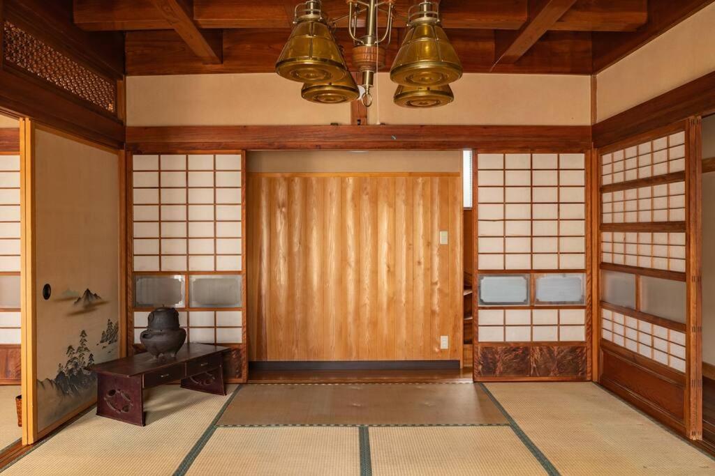 2 min walk from station - 180 sqm - 4 bedrooms - full kitchen - Shibuya Shinjuku - Seijo - Setagaya kids - luxury - traditional