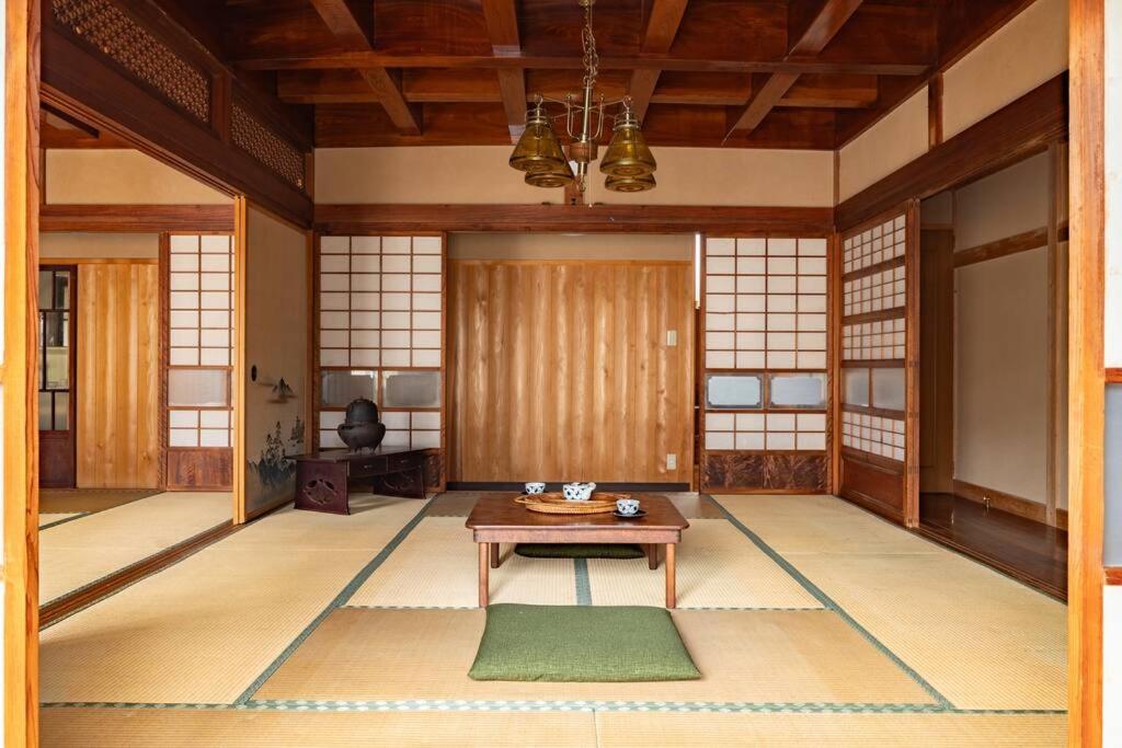2 min walk from station - 180 sqm - 4 bedrooms - full kitchen - Shibuya Shinjuku - Seijo - Setagaya kids - luxury - traditional