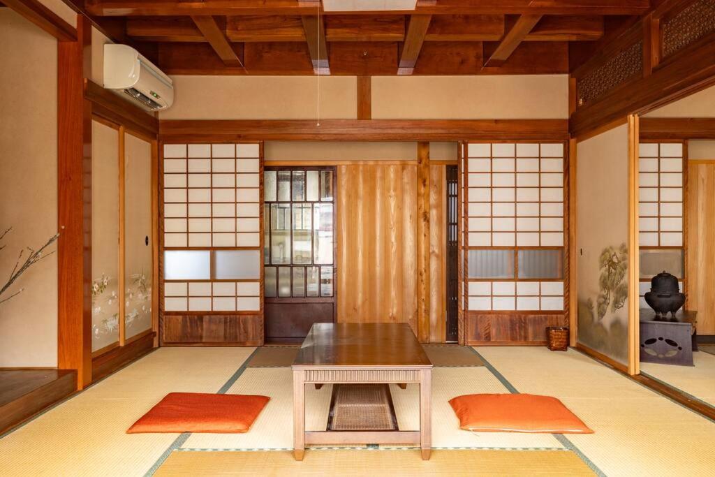2 min walk from station - 180 sqm - 4 bedrooms - full kitchen - Shibuya Shinjuku - Seijo - Setagaya kids - luxury - traditional