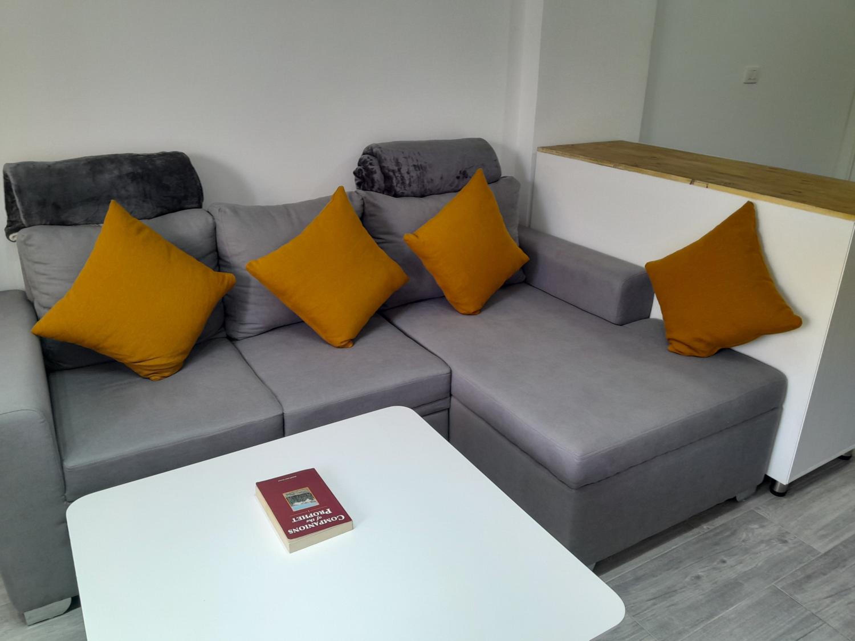 Spacious and modern one bed in hurhgarda