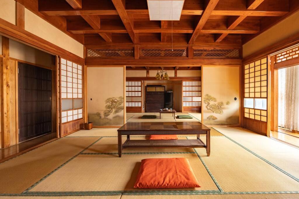 2 min walk from station - 180 sqm - 4 bedrooms - full kitchen - Shibuya Shinjuku - Seijo - Setagaya kids - luxury - traditional