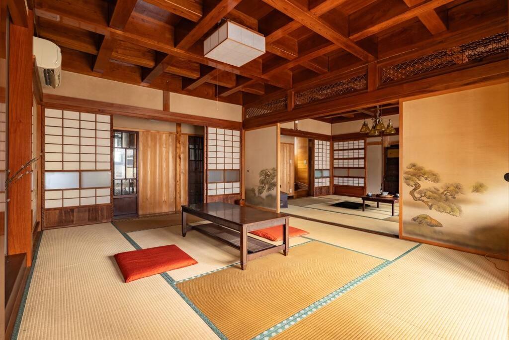 2 min walk from station - 180 sqm - 4 bedrooms - full kitchen - Shibuya Shinjuku - Seijo - Setagaya kids - luxury - traditional