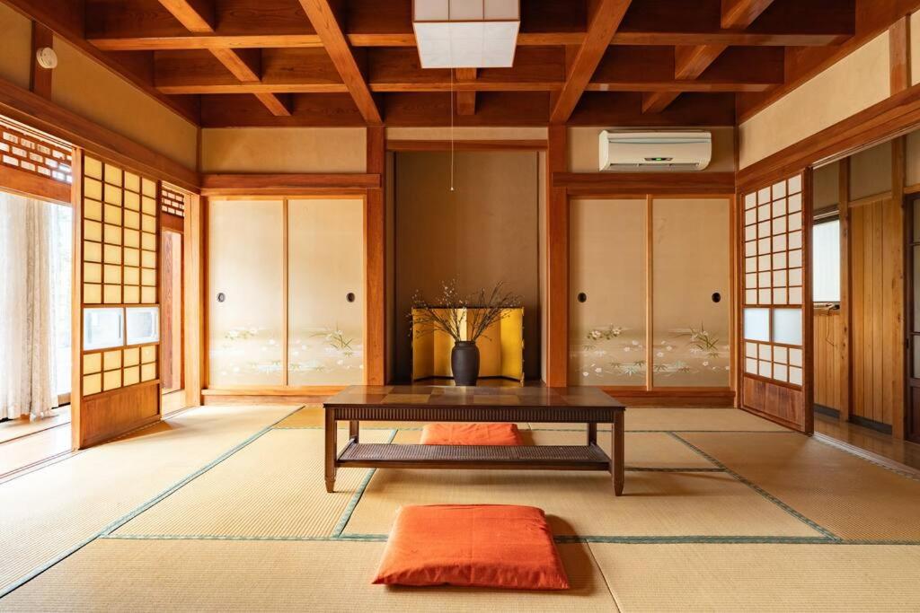 2 min walk from station - 180 sqm - 4 bedrooms - full kitchen - Shibuya Shinjuku - Seijo - Setagaya kids - luxury - traditional