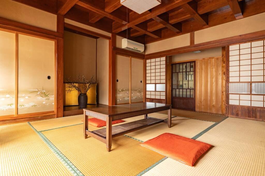 2 min walk from station - 180 sqm - 4 bedrooms - full kitchen - Shibuya Shinjuku - Seijo - Setagaya kids - luxury - traditional