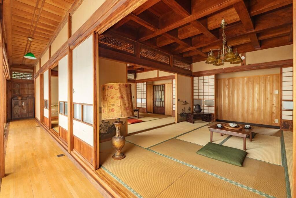 2 min walk from station - 180 sqm - 4 bedrooms - full kitchen - Shibuya Shinjuku - Seijo - Setagaya kids - luxury - traditional