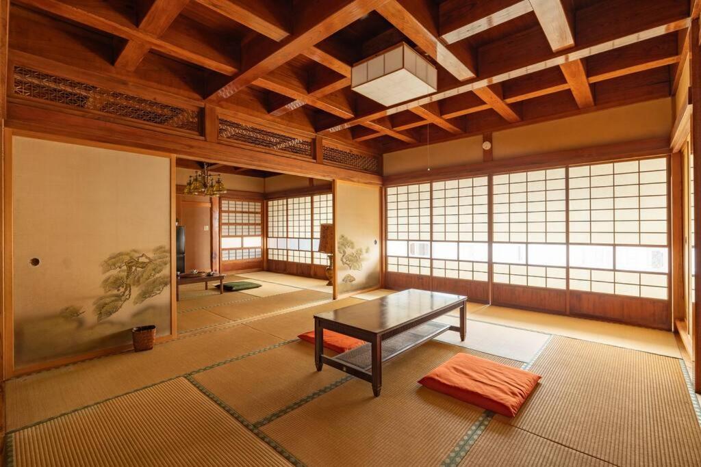 2 min walk from station - 180 sqm - 4 bedrooms - full kitchen - Shibuya Shinjuku - Seijo - Setagaya kids - luxury - traditional