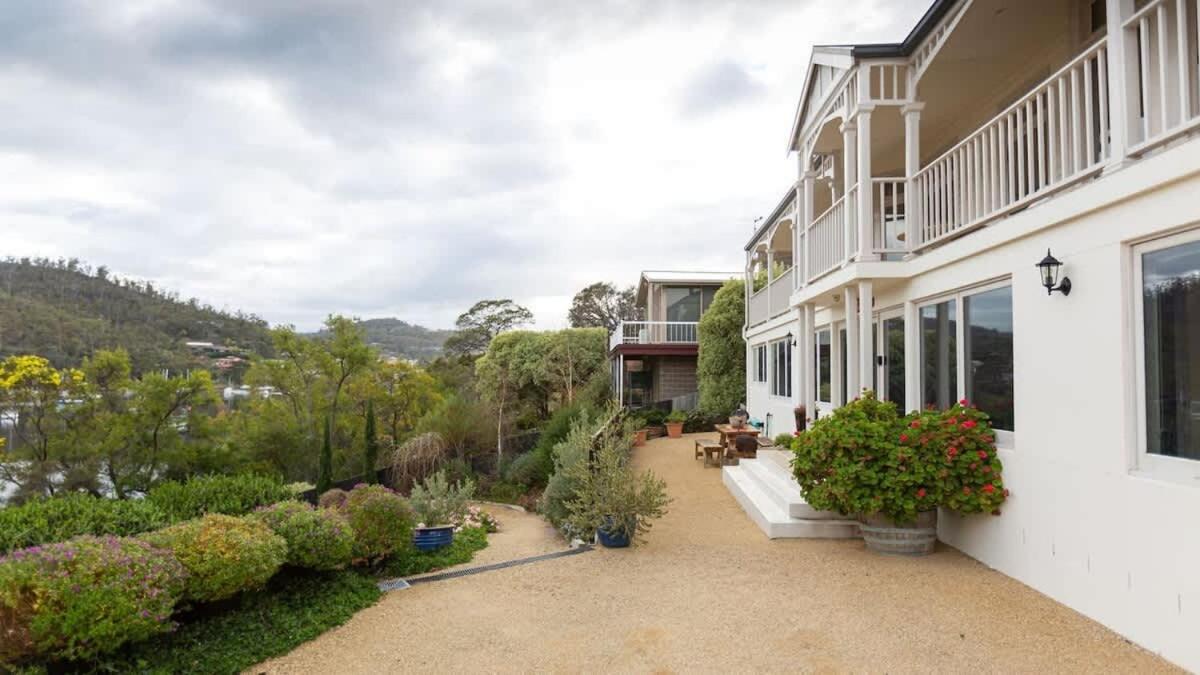 Karinya apartment waterfront views - 2 Bed 2 Bath