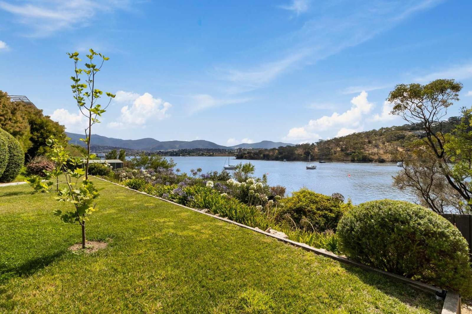 Karinya apartment waterfront views - 2 Bed 2 Bath