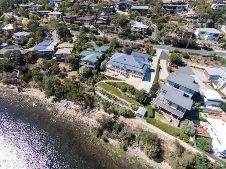 Karinya apartment waterfront views - 2 Bed 2 Bath
