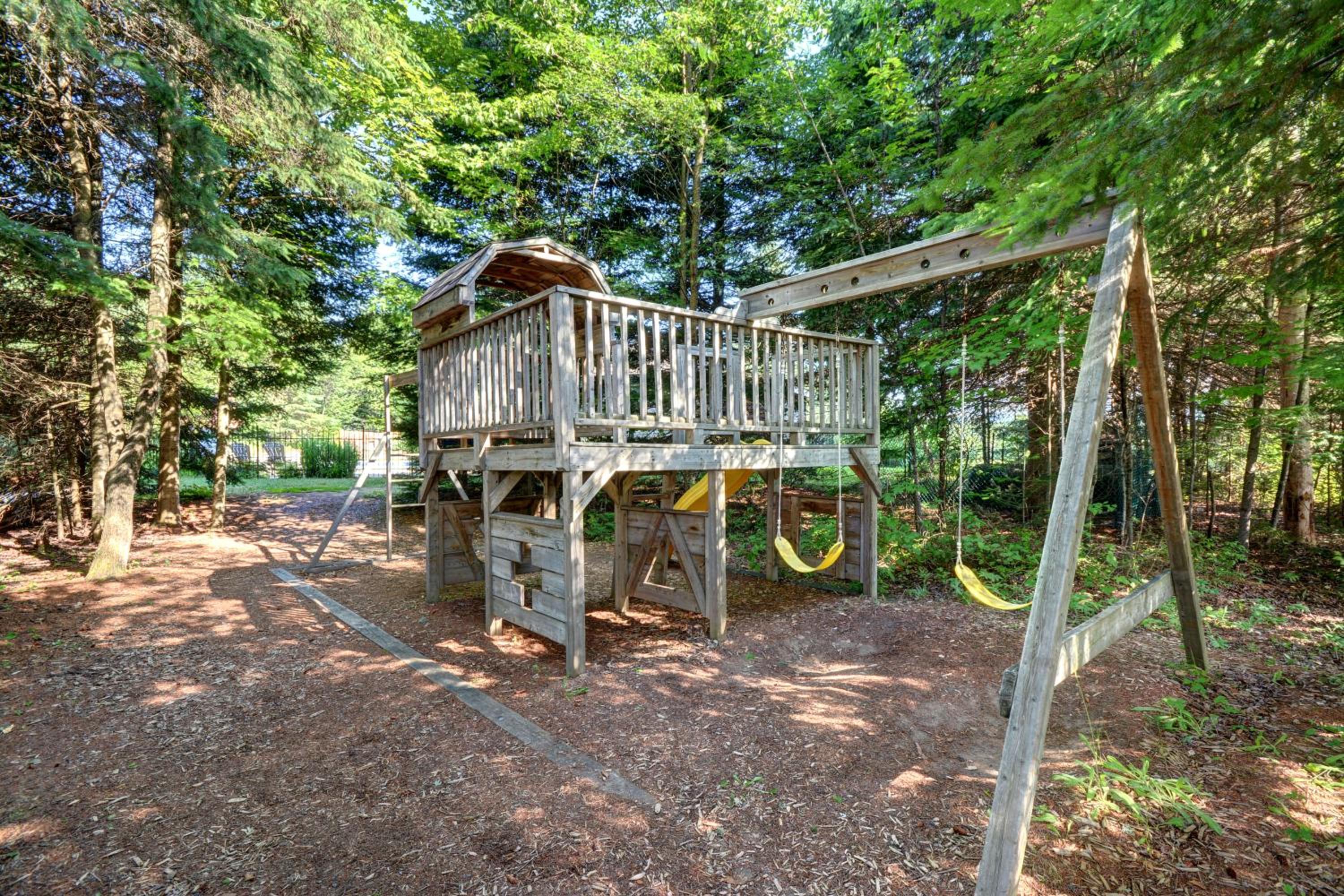 Cozy Chalet on the 9th Hole La Bête Pool Golf