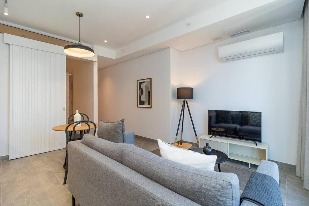 Centrally located. 23th Floor spectacular views.