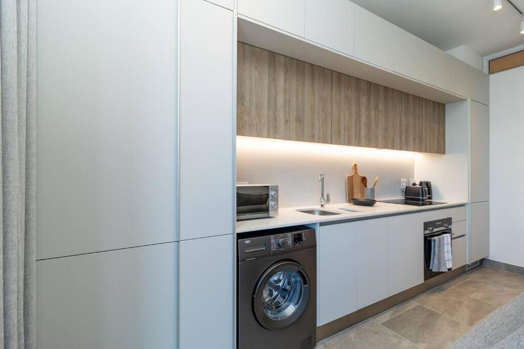 Centrally located. 23th Floor spectacular views.