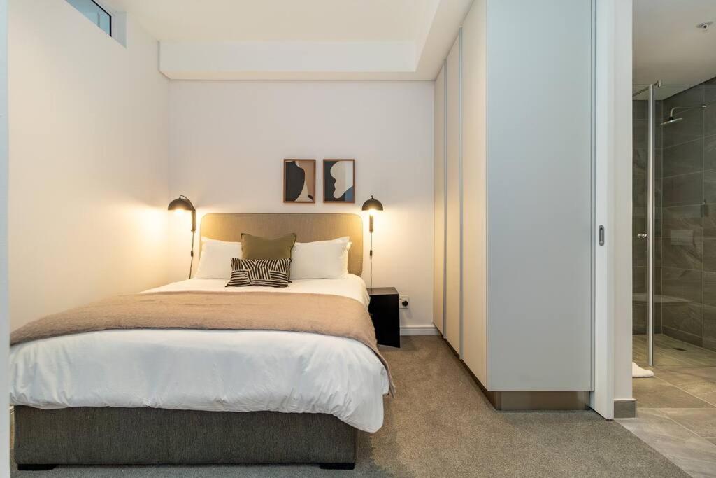 Centrally located. 23th Floor spectacular views.
