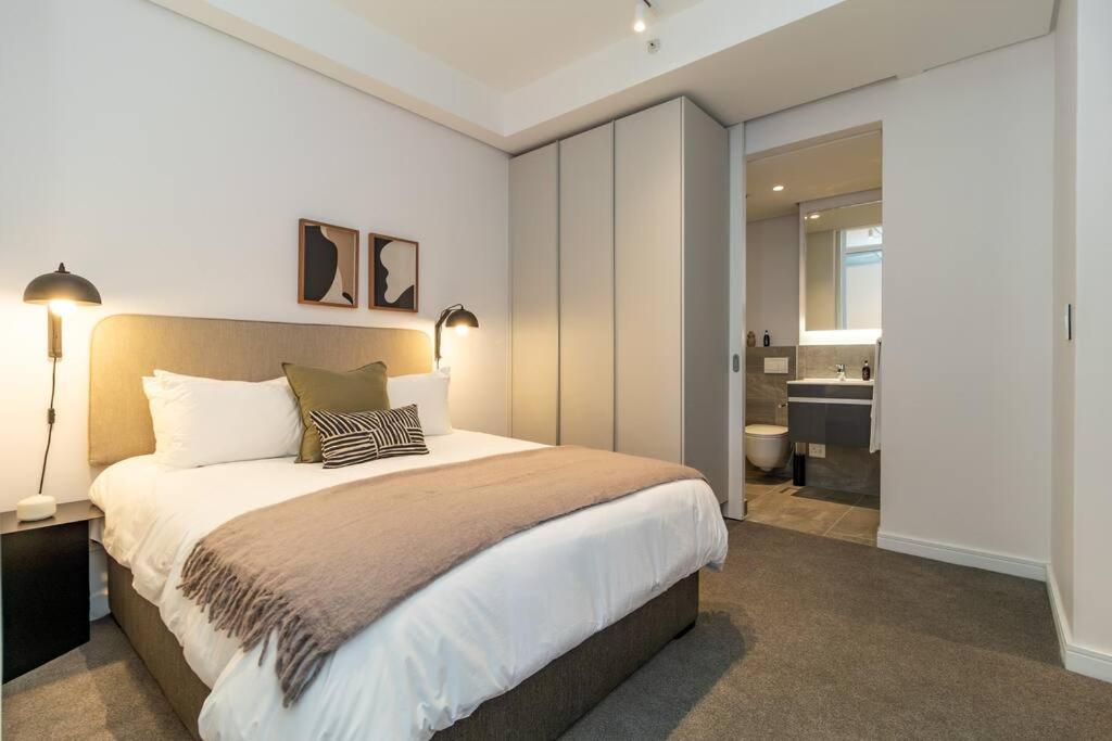 Centrally located. 23th Floor spectacular views.