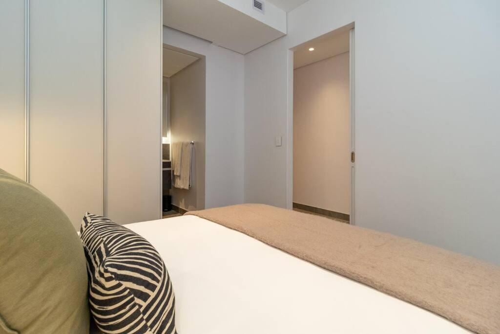 Centrally located. 23th Floor spectacular views.