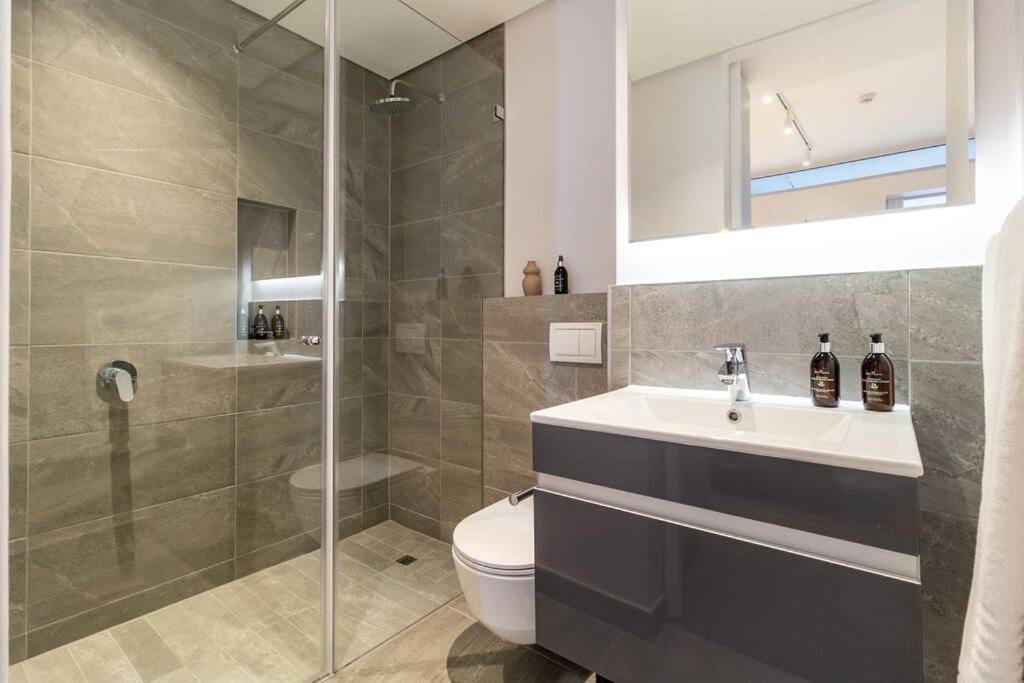 Centrally located. 23th Floor spectacular views.