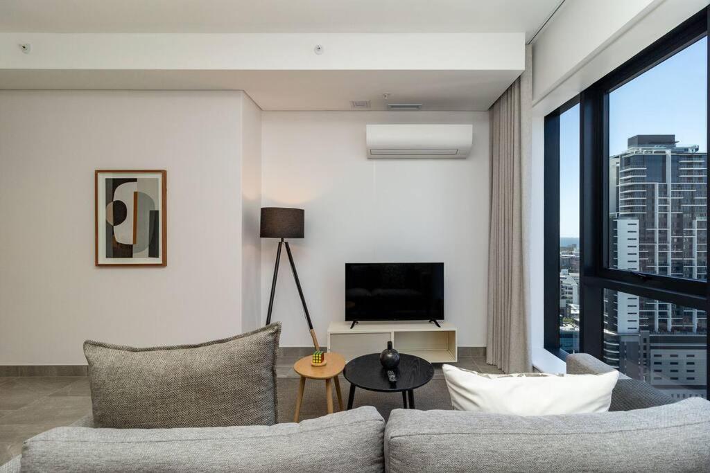 Centrally Located 23Th Floor Spectacular Views