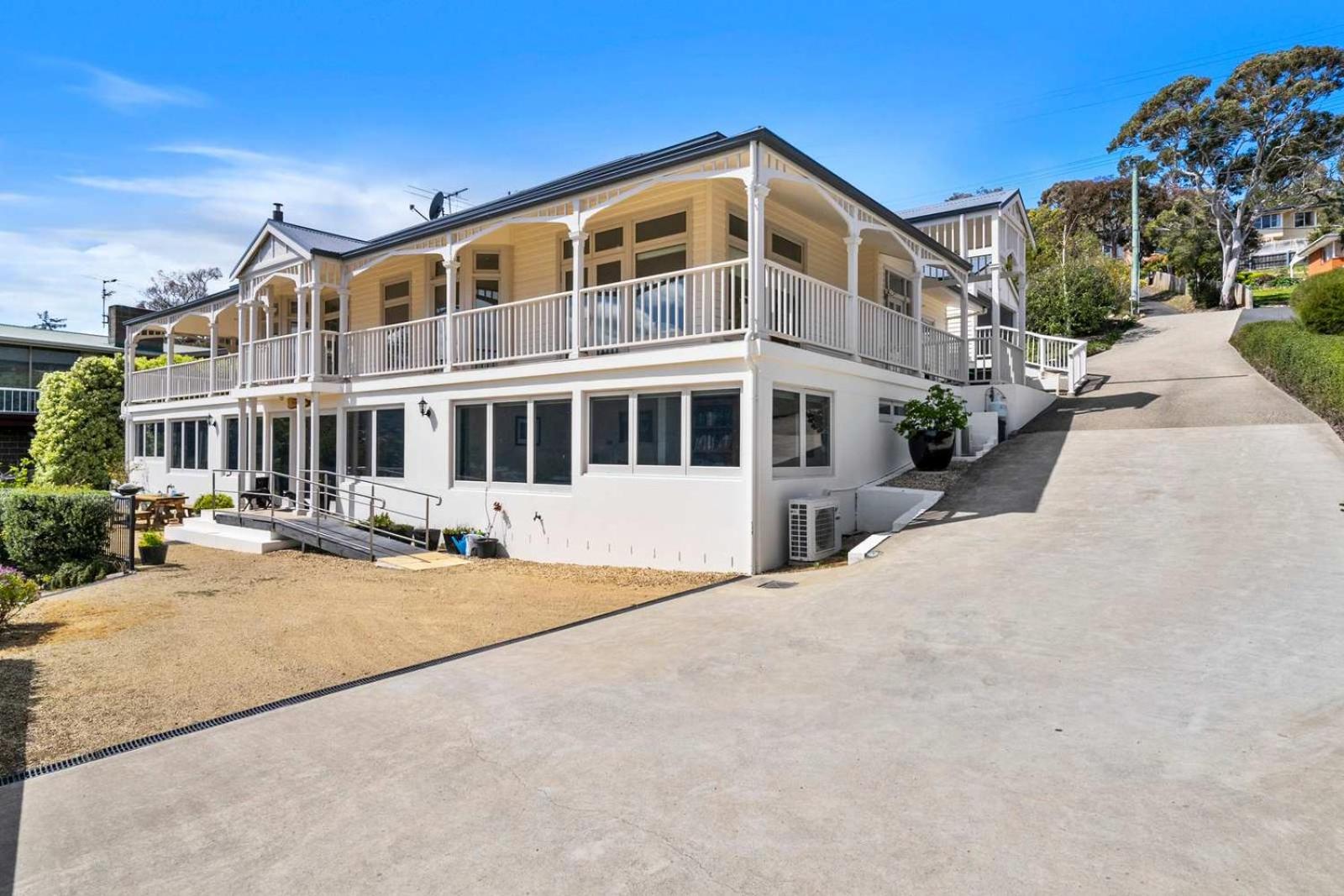 Karinya apartment waterfront views - 2 Bed 2 Bath