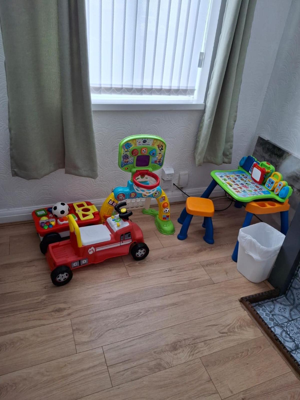 2ndHomeStays-Dudley-Suitable for Contractors and Families, Parking available for 3 Vans, Sleeps 12