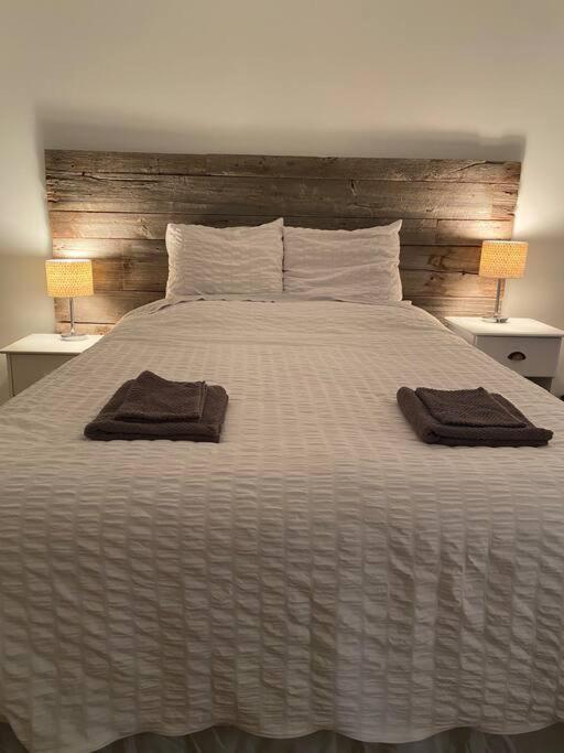 Bright & Cozy Apartment - Park Views, AC & Parking
