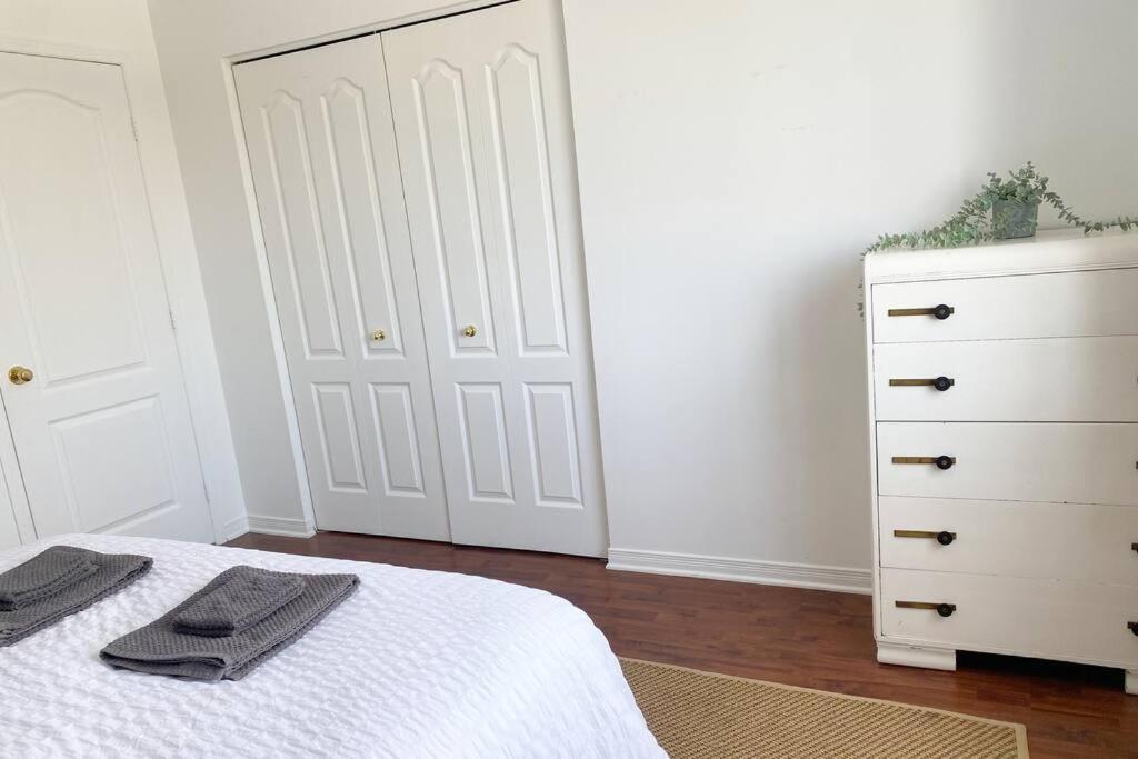 Bright & Cozy Apartment - Park Views, AC & Parking