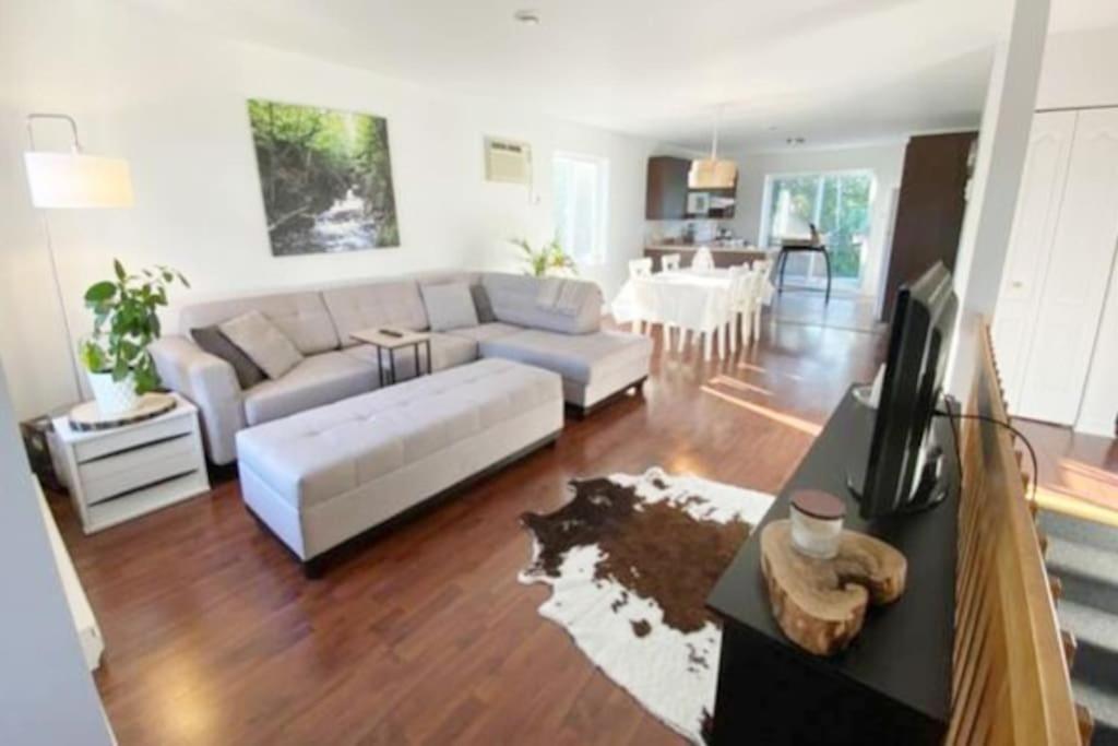 Bright & Cozy Apartment - Park Views, AC & Parking