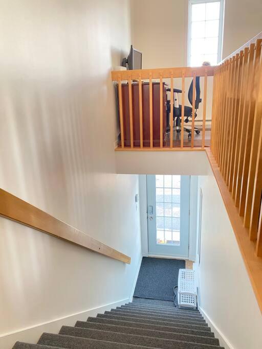 Bright & Cozy Apartment - Park Views, AC & Parking