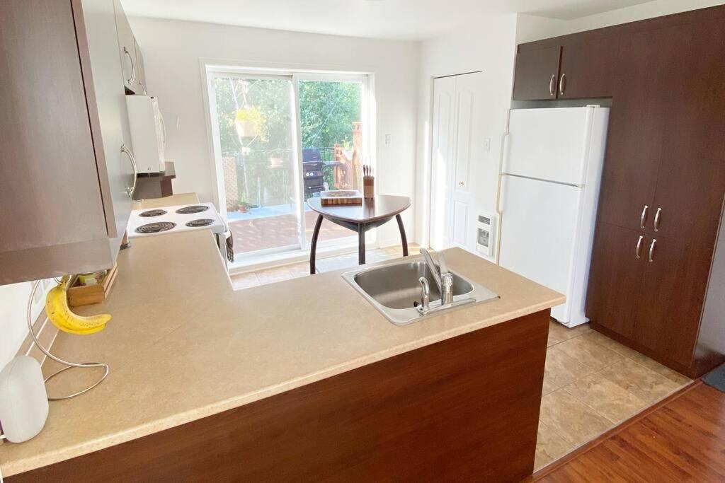 Bright & Cozy Apartment - Park Views, AC & Parking