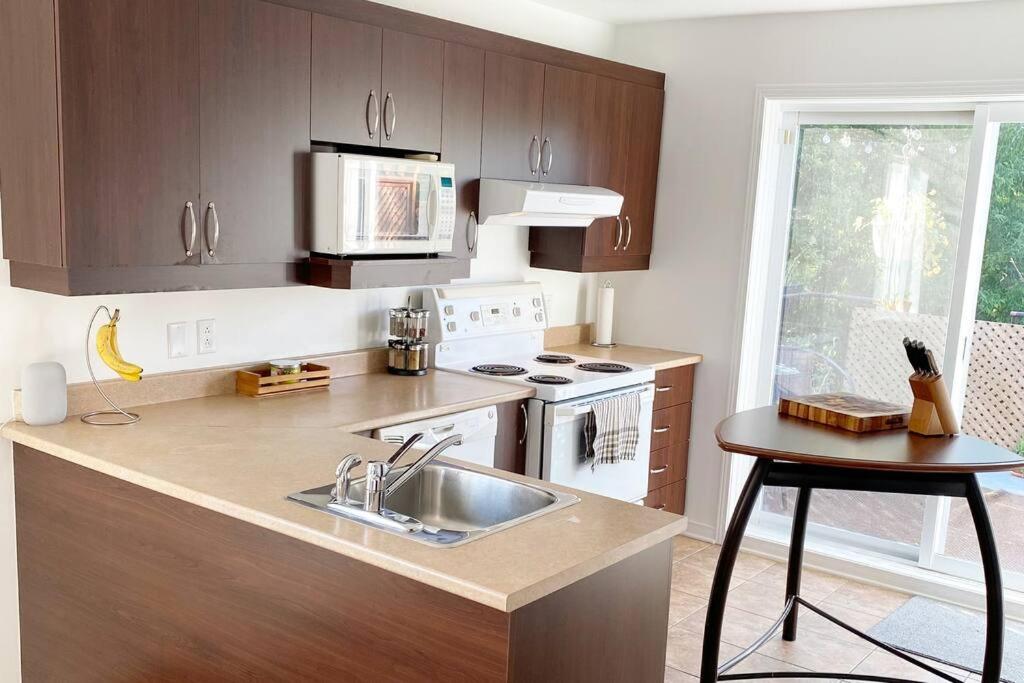 Bright & Cozy Apartment - Park Views, AC & Parking