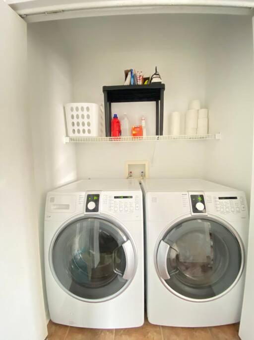 Bright & Cozy Apartment - Park Views, AC & Parking